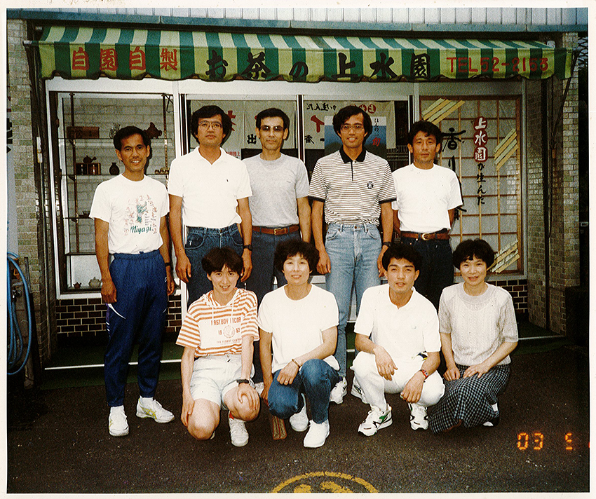 児玉奏介氏（左）が宗茂氏、宗猛氏ら、旭化成陸上部の皆さんを連れてこられた