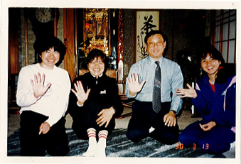 休養を兼ねて上水園で過ごした里山弘美選手（左）と、川上善正先生（中央右）。