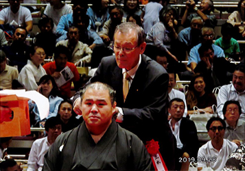 2019年8月、里山関の断髪式にてハサミを入れた。